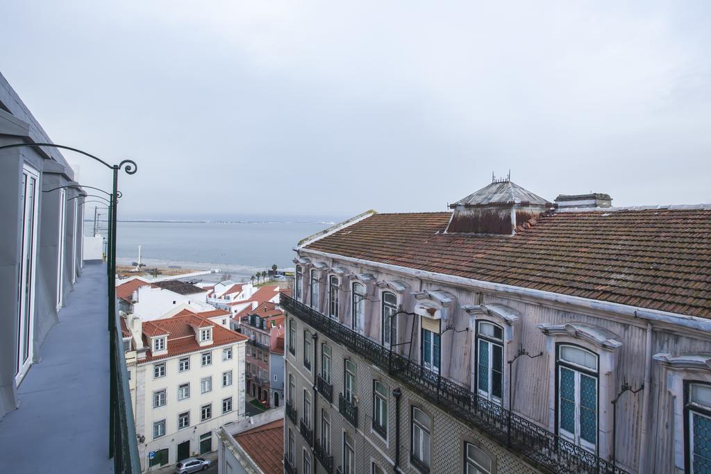 Breathtaking River View In Alfama Lisbon Exterior photo